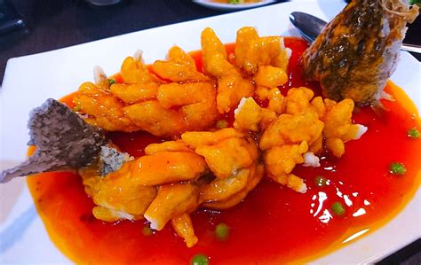  Sweet-and-Sour Mandarin Fish: A Symphony of Crispy Delights and Tangy Perfection!