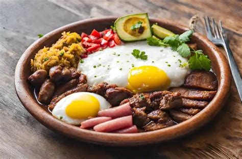  Bandeja Paisa? A Culinary Journey Through Spicy Flavors and Hearty Portions!