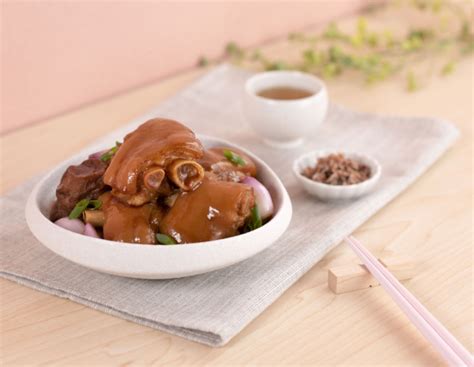  Braised Pork Knuckle With Preserved Vegetables: How Does Sweet and Tangy Flavor Unlock a Culinary Symphony?