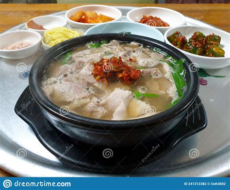  Dwaeji Gukbap: A Rich and Savory Symphony of Pork Bone Broth and Tender Meat!