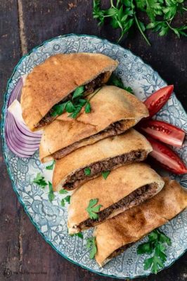  Hawawshi: A Symphony of Spicy Ground Meat and Fluffy Egyptian Bread?