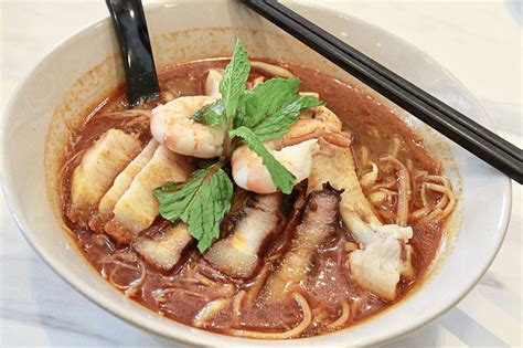  Ipoh Curry Mee: A Symphony of Spicy Broth and Aromatic Noodles!