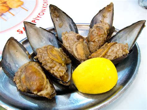  Midye Dolma! A Symphony of Savory Seafood and Tangy Spices in Istanbul