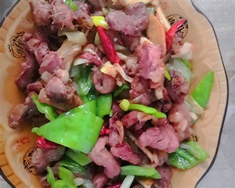 Qinhuangdao Stir-Fried Donkey Meat with Spicy Chili Peppers and Aromatic Herbs:  Can You Handle the Heat of this Qinhuangdao Classic?