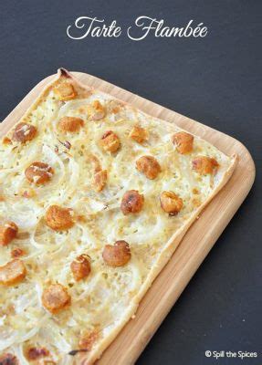  Tarte Flambée: A Culinary Symphony of Crispy Crust, Creamy Sauce, and Savory Toppings