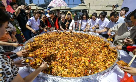  Urumqi Dapanji: Crispy Fried Chicken Meets Fragrant Cumin Spice in a Central Asian Culinary Odyssey!