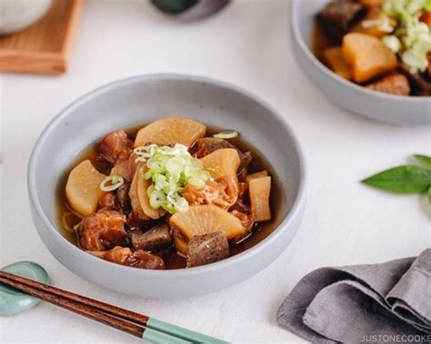  Vitelli-Style Beef Tendon Stew: An Explosion of Umami Flavors and Comforting Textures!